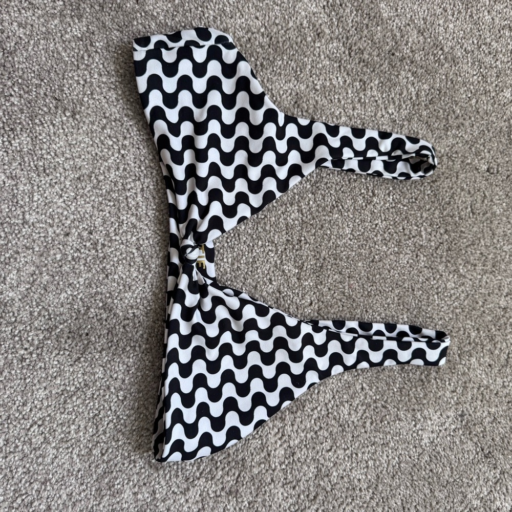 Skatie Black and White Wave Bikini Top - Dogtown Penny